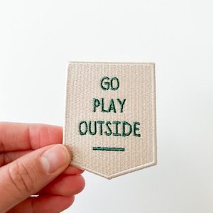 Go Play Außerhalb Bügelbild Gestickter Aufnäher für Hut, Kleidung oder Tasche, Natur, Wandern, Camp Abenteuer Jungen Geburtstag Angeln Natur im Freien