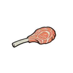 Puede incluir: Parche bordado que representa una chuleta de cordero cocinada. El parche tiene un diseño naranja claro y blanco con un borde marrón oscuro y un mango blanco. El parche está diseñado para planchar o coser sobre tela.