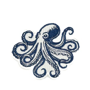 Könnte beinhalten: Gestickter Aufnäher mit einem marineblauen Oktopus-Design mit aufwendigen Details. Der Oktopus hat eine weiße Kontur und ist vor einem weißen Hintergrund platziert. Geeignet für Kleidung oder Accessoires.