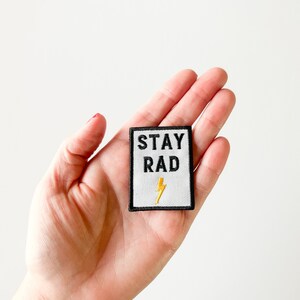 Patch termocolante bordado "Stay Rad" com raio amarelo, emblema retrô estiloso para jaquetas, bolsas, acessórios de moda punk rock e estilo skatista. imagem 4