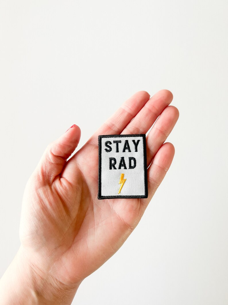 Patch termocolante bordado "Stay Rad" com raio amarelo, emblema retrô estiloso para jaquetas, bolsas, acessórios de moda punk rock e estilo skatista. imagem 4