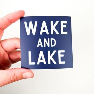 Sticker kielzog en meer | Marineblauwe en witte sticker Lake Life | Sticker varen | Waterdichte vinylsticker voor laptops, auto's en waterflessen