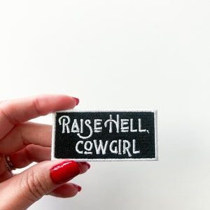 Raise Hell Cowgirl Patch gestickt Bügelbild Südländer Charme, Cowboy Aufnäher, Junggesellinnenabschied Trucker Hat Bar Nashville schwarz