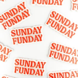 Puede incluir: Parches bordados con la frase "SUNDAY FUNDAY" en letras naranjas brillantes. Los parches tienen un fondo blanco y est&aacute;n dispersos sobre una superficie blanca. Los parches son probablemente para ropa o accesorios.