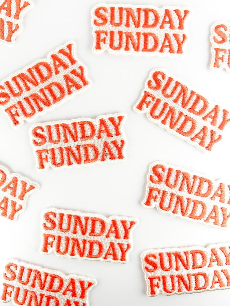 Puede incluir: Parches bordados con la frase "SUNDAY FUNDAY" en letras naranjas brillantes. Los parches tienen un fondo blanco y est&aacute;n dispersos sobre una superficie blanca. Los parches son probablemente para ropa o accesorios.
