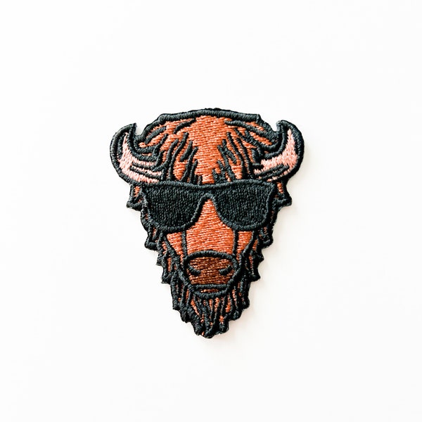 Buffalo Strykmärke | Bison med solglasögon Strykmärke för hattar, kläder och väskor, Buffalo, Colorado, Deion Sanders solglasögon