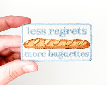 Parche bordado termoadhesivo "Less Regrets More Baguettes" – Azul claro y marrón – Panadería francesa, Gastronomía, Estética parisina, Bonito, Café, Regalo