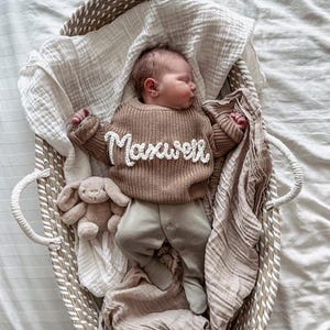 Handgeborduurde naamtrui: gepersonaliseerde babytrui, verjaardagscadeau