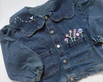 Chaqueta vaquera con cuello de volantes y nombre personalizado para niños.