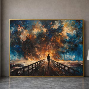Peut inclure: Une peinture à l'huile encadrée représentant une silhouette solitaire portant un chapeau marchant sur une jetée en bois vers un horizon brillant et ardent. Le ciel est rempli de nuages tourbillonnants aux tons bleu profond, orange et jaune.