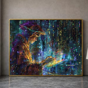 Op de afbeelding: Een rechthoekige wandkunstprint met een figuur met capuchon in profiel, verlicht door gloeiende blauwe, paarse en gouden digitale datastromen. De figuur interageert met een heldere, doorschijnende interface tegen een donkere achtergrond met verticale lichtpatronen.