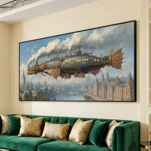Op de afbeelding: Een ingelijste horizontale wandkunstprint met een groot, metalen, draakvormig luchtschip dat over een gedetailleerd stadsgezicht vliegt. Het vaartuig heeft messingkleurige mechanische details, blauwe panelen en stoot witte rook uit in een bewolkte lucht.