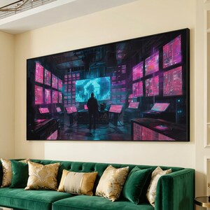 Könnte beinhalten: Große gerahmte Kunstwerk, das einen futuristischen Kontrollraum mit einer Silhouette zeigt. Der Raum ist mit Monitoren gefüllt, die rosa und violette Daten anzeigen und eine Cyberpunk-Ästhetik erzeugen. Das Kunstwerk ist über einem grünen Samtsofa montiert.