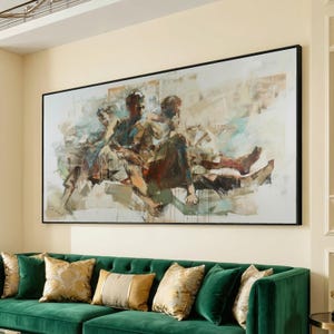 Puede incluir: Gran pintura abstracta en un marco negro. La obra representa figuras en tonos marrones, azules y beige. La pintura cuelga sobre un sofá de terciopelo verde con cojines decorativos.