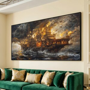 Può includere: Una stampa artistica rettangolare che raffigura una grande nave a più ponti avvolta dalle fiamme e dal fumo su un oceano scuro e turbolento. La scena è illuminata da una luce arancione brillante contro un cielo tempestoso, con cornice nera.