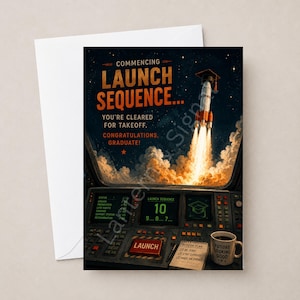 Könnte beinhalten: Abschlusskarte mit einer startenden Rakete und dem Text "Startsequenz beginnt... Herzlichen Glückwunsch, Absolvent!". Die Karte zeigt einen Countdown und eine Tasse mit der Aufschrift "Future Looking Good".