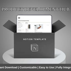 Puede incluir: Una caja gris con el texto "NOTION TEMPLATE" y el logotipo de Notion contiene una tableta que muestra una interfaz de "Product Development Hub". La parte superior de la caja está abierta, revelando la tableta. El texto "PRODUCT DEVELOPMENT HUB" está en la parte superior.