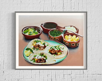 Op de afbeelding: Een schilderij met drie taco's op een groen bord met limoenpartjes, koriander, uien en een kom salsa. Het eten is op een bruine achtergrond gerangschikt.