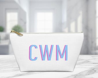 Make-uptasje met schaduwmonogram: gepersonaliseerd toilettasje