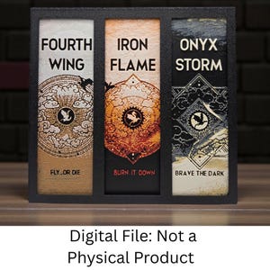 Pode incluir: Uma obra de arte emoldurada com três painéis exibindo texto e ilustrações. Os painéis dizem "FOURTH WING", "IRON FLAME" e "ONYX STORM". Cada painel tem um design único com frases como "FLY OR DIE" e "BRAVE THE DARK".