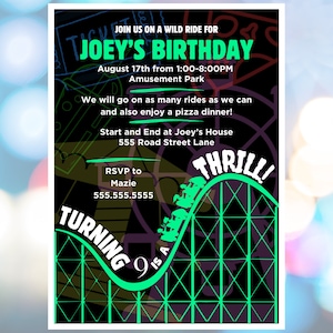 Pode incluir: Um convite de aniversário preto e verde com um gráfico de montanha-russa. O convite diz "Junte-se a nós em um passeio selvagem para o aniversário do Joey" e inclui detalhes sobre o evento, incluindo a data, a hora, o local e as informações de RSVP.