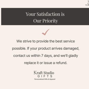 Op de afbeelding: Een lichtroze informatieve afbeelding met een donkergrijze koptekst met de tekst Your Satisfaction is Our Priority. Onder een roze vinkje staat de tekst: We strive to provide the best service possible. If your product arrives damaged, contact us within 7 days, and we'll gladly replace it or issue a refund. Het logo van Kraft Studio Gifts staat onderaan.