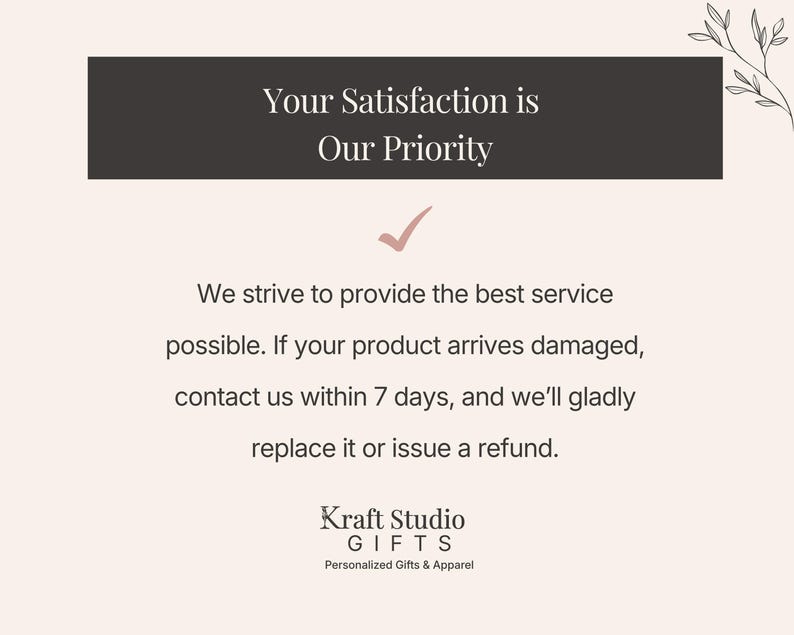 Op de afbeelding: Een lichtroze informatieve afbeelding met een donkergrijze koptekst met de tekst Your Satisfaction is Our Priority. Onder een roze vinkje staat de tekst: We strive to provide the best service possible. If your product arrives damaged, contact us within 7 days, and we'll gladly replace it or issue a refund. Het logo van Kraft Studio Gifts staat onderaan.