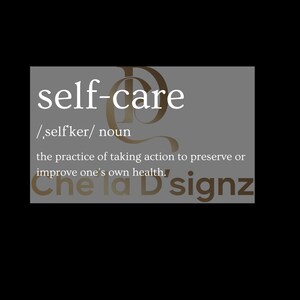 Peut inclure: Une conception graphique avec le texte "self-care" en blanc, accompagné d'une définition. La définition est : "la pratique de prendre des mesures pour préserver ou améliorer sa propre santé." Le design comprend également le texte "Che la D'signz".