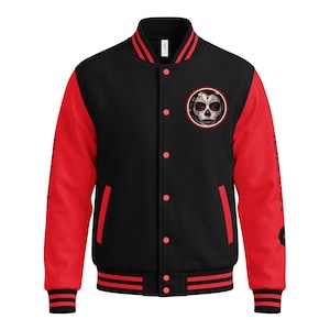 Könnte beinhalten: Eine schwarz-rote Collegejacke mit einer kreisförmigen Grafik eines Totenkopfes auf der linken Brust. Die Jacke hat eine Druckknopfleiste, einen gestreiften Rippstrickkragen, Bündchen und Saum sowie Textdrucke entlang der roten Ärmel.