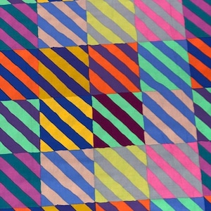 Puede incluir: Una tela colorida con un patrón de cuadros de rayas diagonales en varios colores, incluyendo rosa, azul, amarillo, verde, naranja y morado.