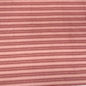 Könnte beinhalten: Nahaufnahme eines roten Stoffes mit horizontalem Streifenmuster.