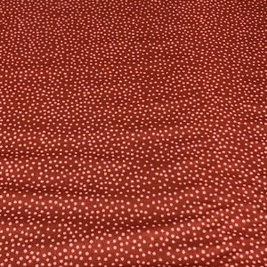 Könnte beinhalten: Roter Stoff mit weißem Punkte-Muster. Der Stoff hat einen dezenten Glanz und eine weiche Textur.