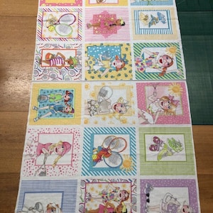Peut inclure: Un panneau de tissu blanc avec un motif répété de carrés colorés représentant des filles de dessin animé jouant au tennis. Chaque carré a une couleur de fond différente et un design différent. Le tissu est parfait pour le quilting, l'artisanat et la décoration de la maison.