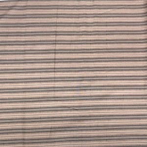 Könnte beinhalten: Nahaufnahme eines Stoffes mit einem gestreiften Muster. Der Stoff ist hellbraun mit dünnen schwarzen Streifen.