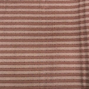 Könnte beinhalten: Ein Nahaufnahme eines braunen und weißen gestreiften Stoffes mit einem dezenten Muster. Der Stoff hat eine glatte Textur und eine leicht glänzende Oberfläche.