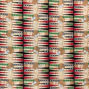 Op de afbeelding: Een stoffen patroon met een herhalend ontwerp van zwarte en rode spelstukken op een houten achtergrond. De spelstukken zijn gerangschikt in een patroon van rijen en kolommen, waarbij elke rij een ander aantal stukken bevat. De achtergrond is lichtbruin, en de spelstukken zijn zwart en rood.