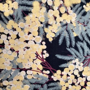 Könnte beinhalten: Ein Stoff mit einem sich wiederholenden Blumenmuster. Das Design zeigt Gruppen gelber, kugelförmiger Blüten und graugrüner farnähnlicher Blätter vor einem schwarzen Hintergrund. Dünne, rotbraune Stiele verbinden die floralen Elemente.