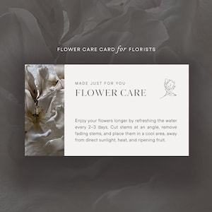 Pode incluir: Um cartão retangular branco de cuidados para flores com um gráfico floral no lado esquerdo. O texto diz: FLOWER CARE, MADE JUST FOR YOU, e inclui instruções para trocar a água a cada 2-3 dias e cortar os caules em um ângulo.