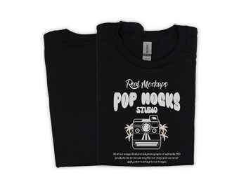 Puede incluir: Dos camisetas negras con texto blanco y un diseño de cámara. El texto dice "Real Mockups POP MOCKS STUDIO" y "All of our images feature real photographs of authentic POD products. We do not use any in our shop, and we never apply color overlays to our images."