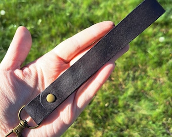 Leather wristlet keychain, commission key chain, leather key fob, edc belt clip, unisex gift, key holder, personalized wristlet