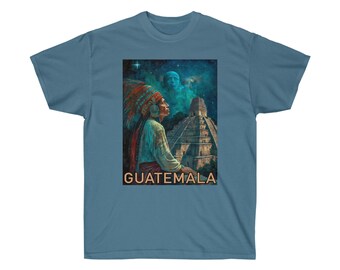 Puede incluir: Una camiseta azul con una ilustración de estilo vintage de un templo Maya, un hombre con ropa tradicional y un cielo nocturno estrellado. El texto "GUATEMALA" está impreso en naranja debajo de la imagen.