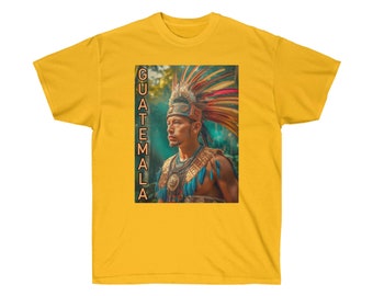 Puede incluir: Una camiseta amarilla con una imagen colorida de una persona que lleva un tocado y ropa tradicional guatemalteca. El texto "GUATEMALA" está impreso verticalmente en el lado izquierdo de la imagen.