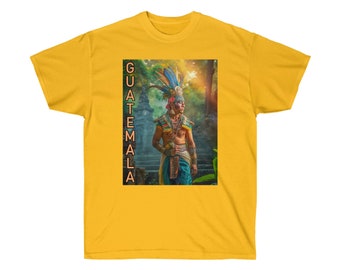 Puede incluir: Una camiseta amarilla con una imagen colorida de una persona que lleva un tocado y ropa tradicional guatemalteca. El texto "GUATEMALA" está impreso verticalmente en el lado izquierdo de la imagen.
