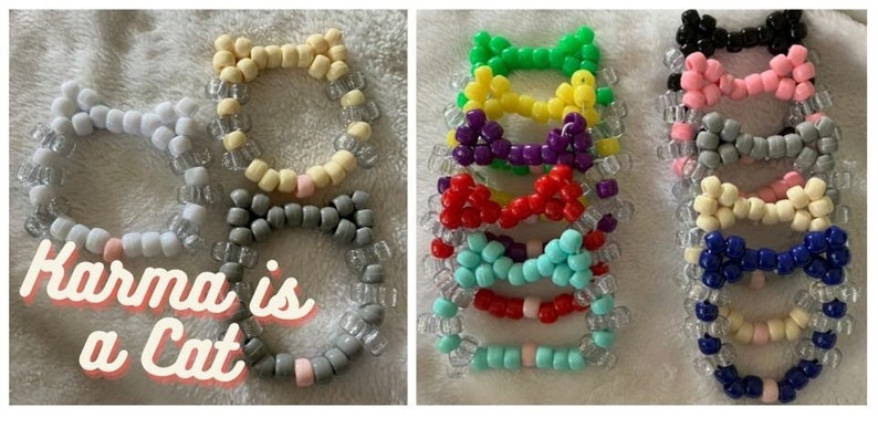 Pu&ograve; includere: Un set di braccialetti colorati a forma di gatto fatti con perline. I braccialetti sono realizzati con piccole perline di plastica di vari colori, tra cui bianco, giallo, grigio, verde, giallo, viola, rosso, blu, rosa e nero. I braccialetti sono disposti in due gruppi, con il testo "Karma is a Cat" visibile nell'immagine.