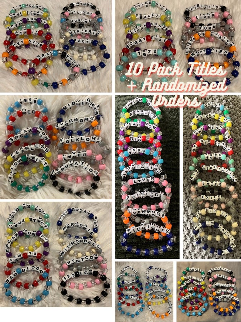 Pu&ograve; includere: Dieci braccialetti colorati con perline con diversi titoli di album della discografia di Taylor Swift. I braccialetti sono disposti in file su una superficie grigia. Il testo "10 Pack Titles + Randomized Orders" &egrave; stampato in nero su sfondo bianco.