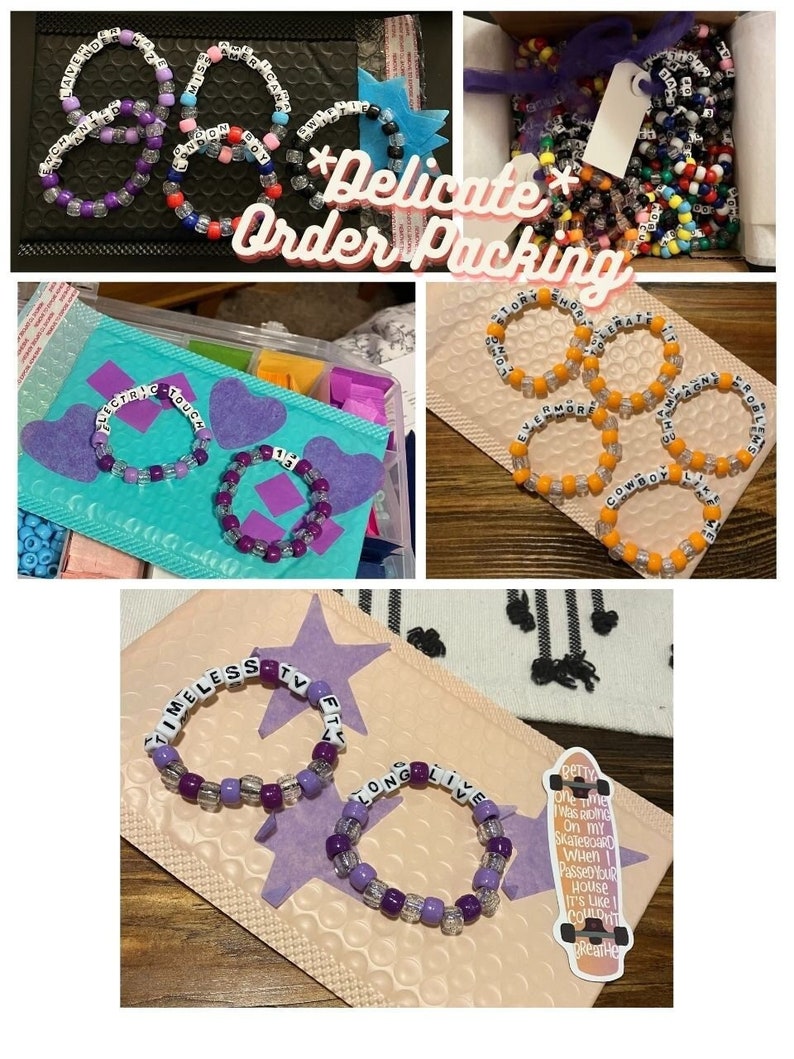Pu&ograve; includere: Primo piano di diversi braccialetti di perline colorate con diverse parole scritte su di essi. I braccialetti sono confezionati in pluriball e un piccolo cartellino bianco con il testo "Delicate Order Packing" &egrave; visibile.