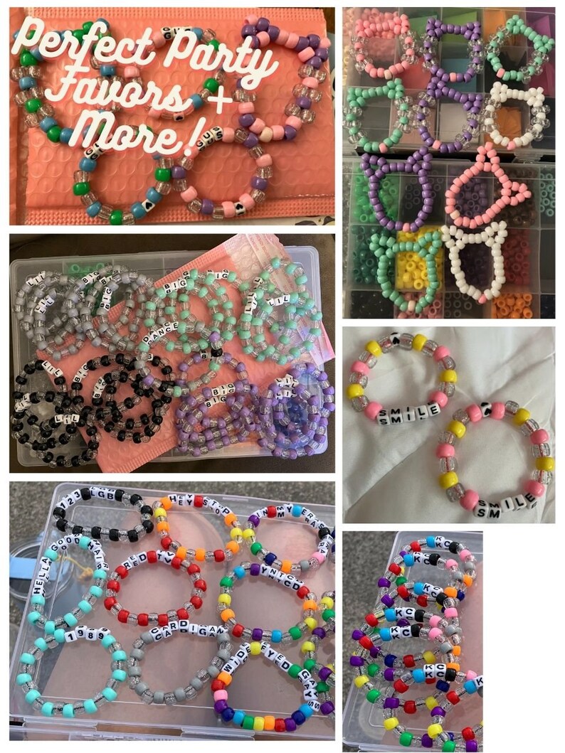 Pu&ograve; includere: Assortimento di braccialetti colorati con perline, con varie parole e frasi scritte, tra cui "Smile", "Big", "Dance", "123", "Good", "Hey", "Stop", "My", "Era", "Red", "Cardigan", "Wide", "Eyed", "Gay", "KC" e "Hella Good".