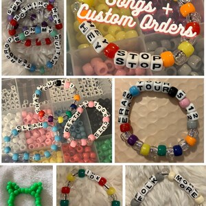 Pu&ograve; includere: Una collezione di braccialetti colorati con perline e varie parole e frasi, tra cui "Surprise Songs + Custom Orders", "Hey Stop", "Eras Tour", "Clean", "Death By 1000 Cuts", "IDK", "Folk" e "More".