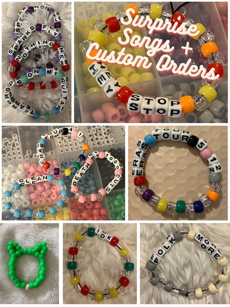 Pu&ograve; includere: Una collezione di braccialetti colorati con perline e varie parole e frasi, tra cui "Surprise Songs + Custom Orders", "Hey Stop", "Eras Tour", "Clean", "Death By 1000 Cuts", "IDK", "Folk" e "More".