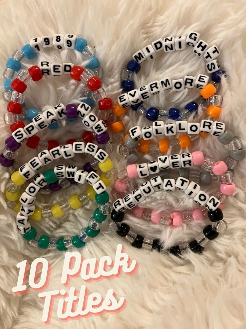 Pu&ograve; includere: Dieci braccialetti colorati con perline con i nomi degli album di Taylor Swift: 1989, Red, Speak Now, Fearless, Taylor Swift, Lover, Reputation, Folklore, Evermore e Midnights.